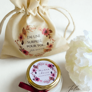 bougie fête des mères personnalisée 65ml + pochon surprise en coton bordeau